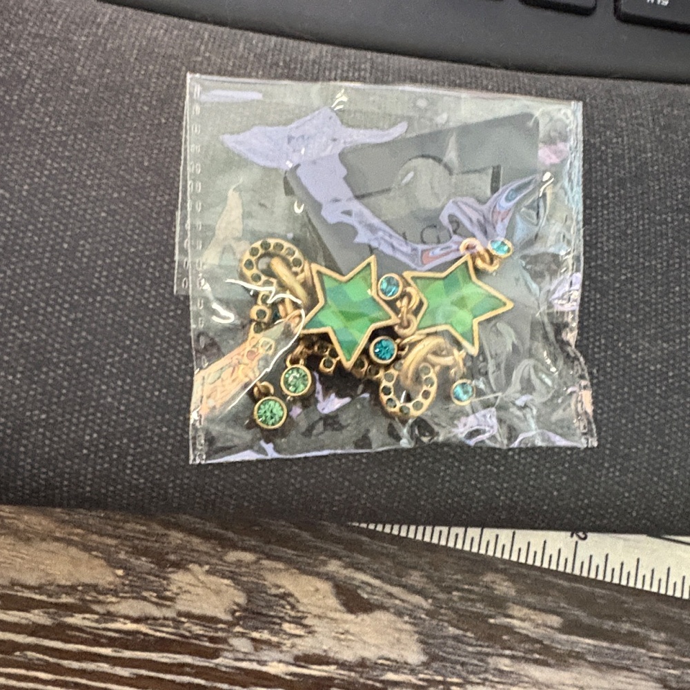NWT - Pilgrim Danish Design earrings featuring a green star and key - Picture 6 of 8